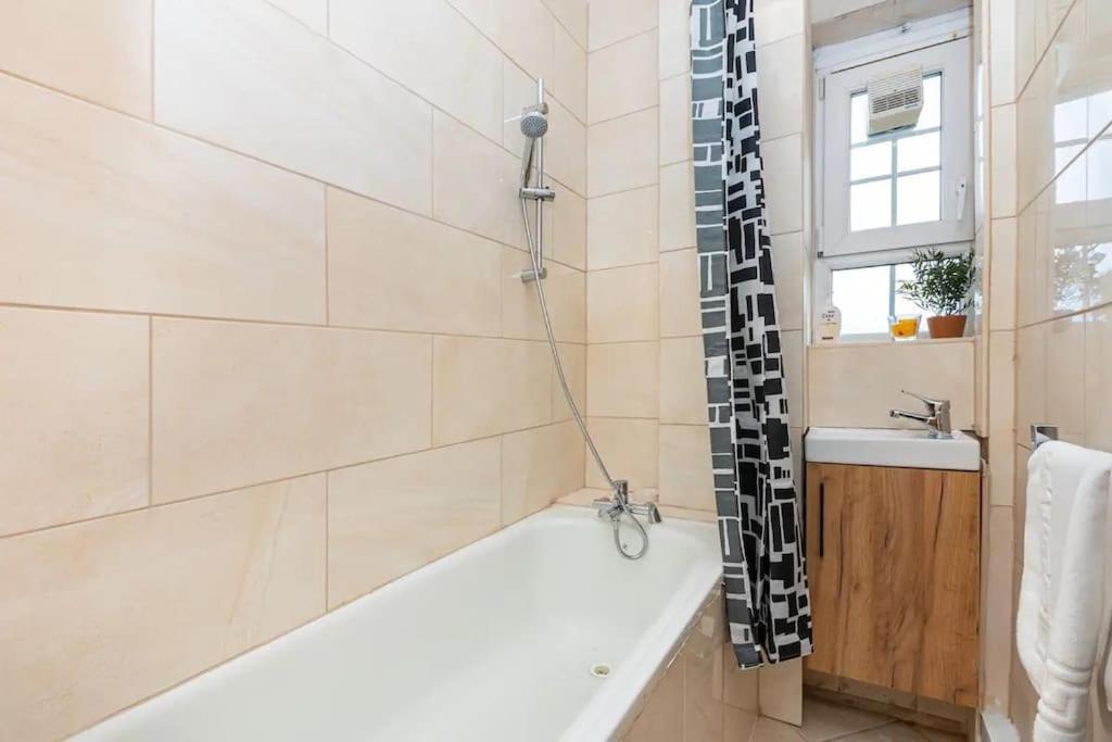 Apartmán Tranquil 1Br In South Bank With Onsite Parking Londýn Exteriér fotografie